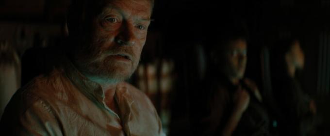 Jared Harris encara uma cena de Foundation.