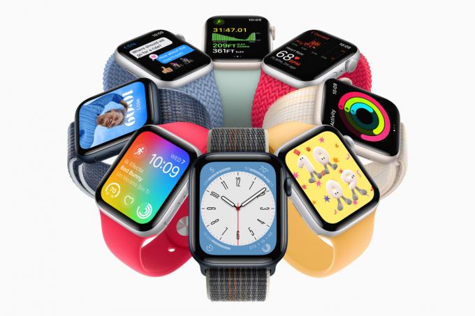 8 renkli saat kordonuyla Apple Watch SE 2. 