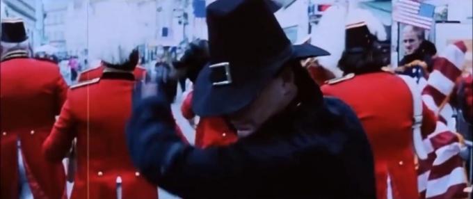 Der Pilger schwingt eine Axt im Trailer zu Eli Roths „Thanksgiving“ in „Grindhouse“.
