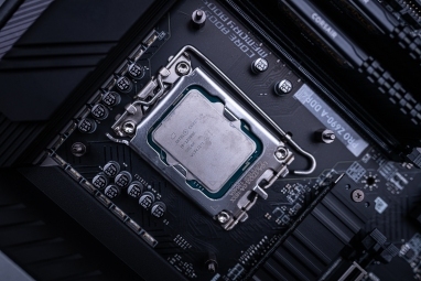 Intel Core i9-12900K em uma placa-mãe.