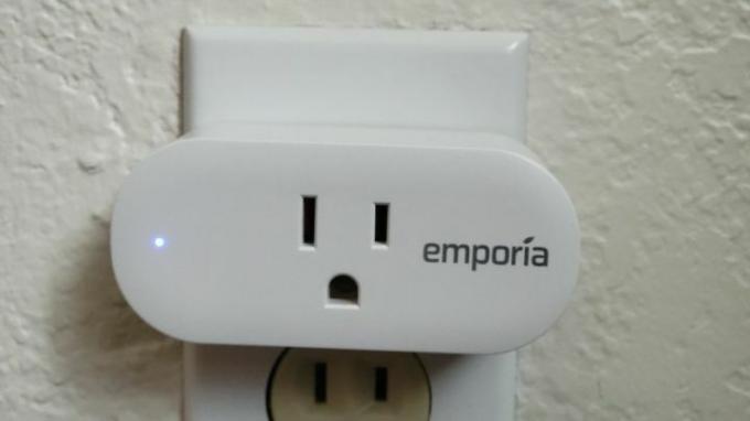 تم تثبيت Emporia Smart Plug في منفذ.