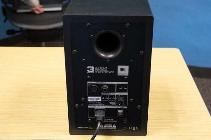 Technologia jbls New Wave Guide podąża za głośnikami monitorującymi jbl Smart Bomb 3