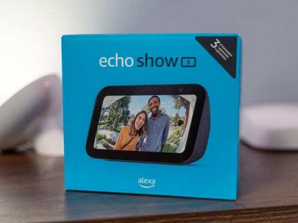 Amazon Echo Show 5 i æsken.