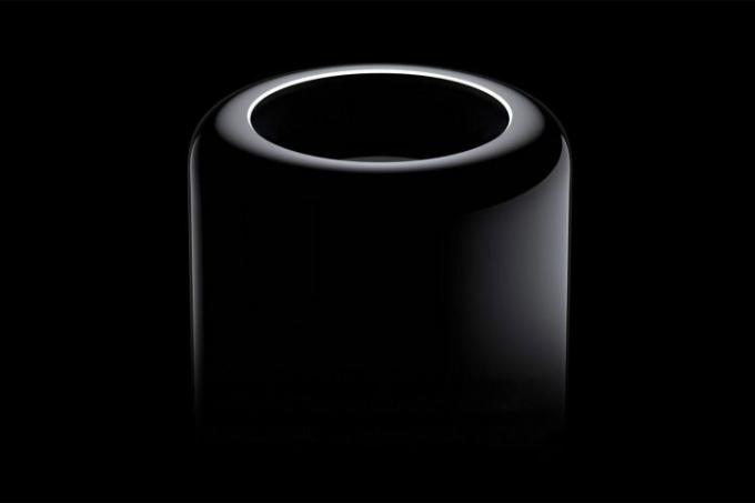 Mac Pro 2013 ditampilkan muncul dari latar belakang hitam pekat.