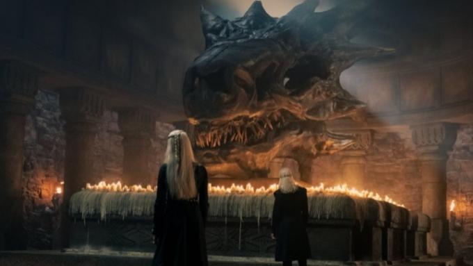 Rhaenyra ar savu tēvu Viserys stāv Baleriona galvaskausa priekšā.