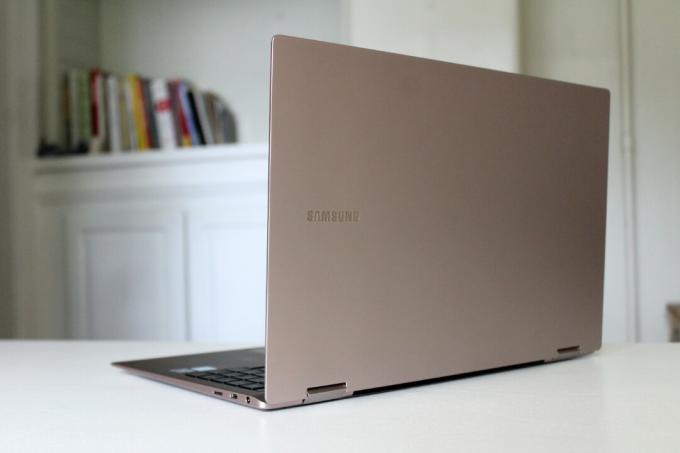 덮개와 포트가 표시된 Samsung Galaxy Book Pro 360 후면 모습.