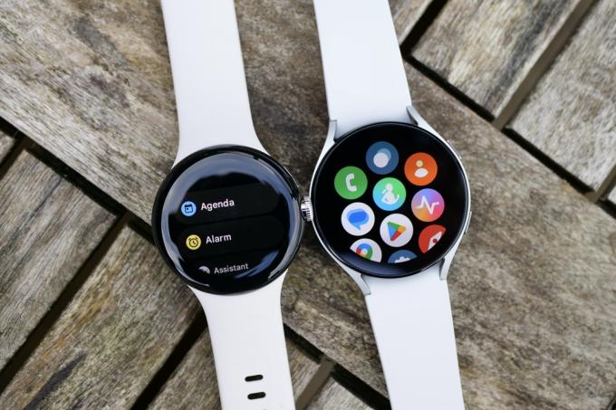 Pixel Watchin ja Galaxy Watch 5:n päävalikkonäytöt.