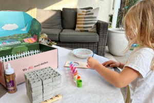 La scatola di abbonamento Alltruists ispira i bambini a rendere il mondo migliore