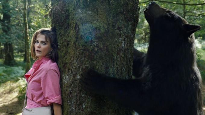 Μια γυναίκα κρύβεται από μια αρκούδα στο Cocaine Bear.