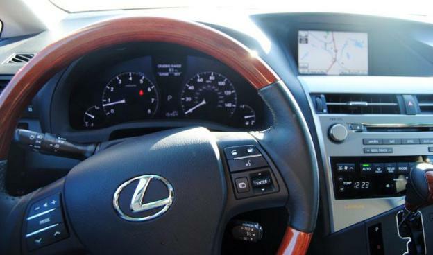 2011-Lexus-RX350-volant