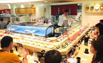 Un restaurante de sushi con cinta transportadora en Japón.