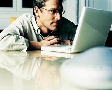 Biznesmen pracujący na swoim laptopie