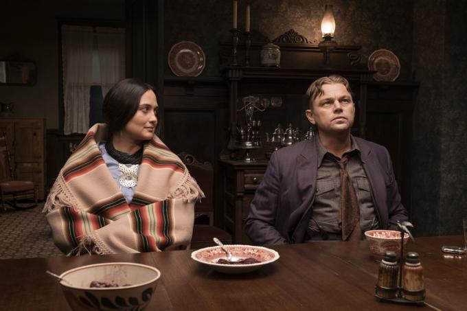 リリー・グラッドストンとレオナルド・ディカプリオは、『キラーズ・オブ・ザ・フラワー・ムーン』で一緒にディナーテーブルに座ります。