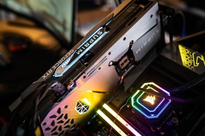 La MSI RTX 4080 Suprim X instalada en un PC.