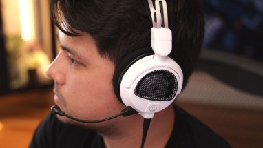 Avtor nosi igralne slušalke Audio-Technica ATH-GDL3 z odprtim hrbtom.