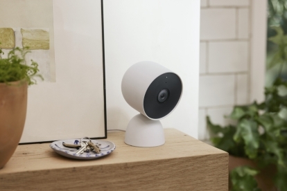 Google Nest Cam (bateria) umieszczona na stole.
