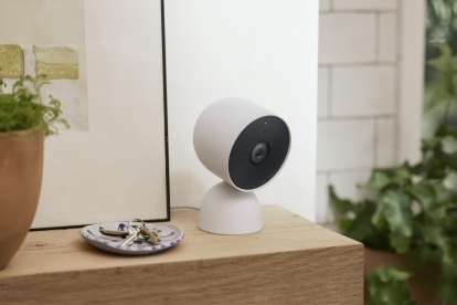 Google Nest Cam (बैटरी) टेबल पर रखा गया है।