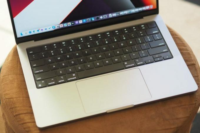 Apple MacBook Pro 14 uppifrån och ned som visar tangentbord och pekplatta.