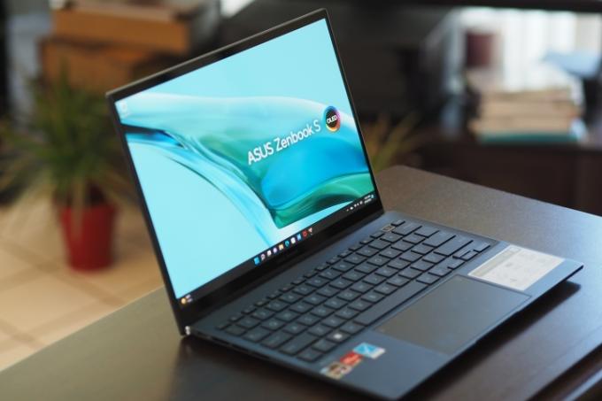 Tampilan sudut depan Asus ZenBook S 13 OLED UM5302 menampilkan tampilan dan dek keyboard.