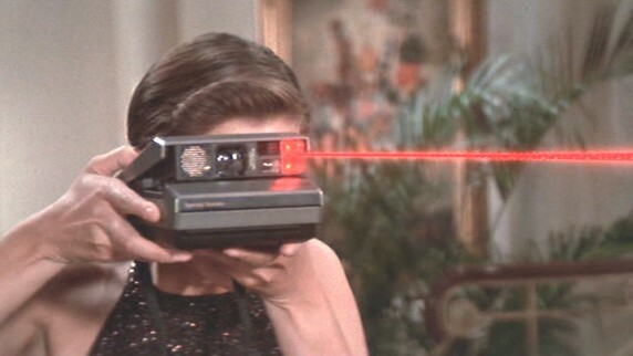 License to Kill의 레이저 폴라로이드 카메라.