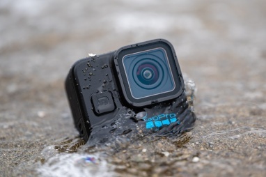 波に打たれた GoPro Hero 11 Mini。
