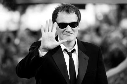 Quentin Tarantino draagt ​​een zonnebril.