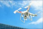 Dva drony se téměř srazí s vrtulníkem NYPD