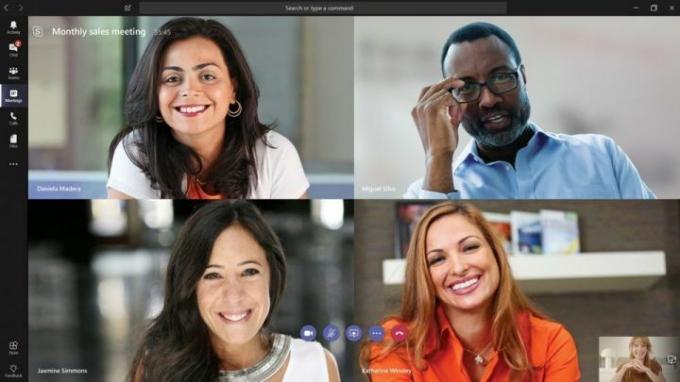 Quatro pessoas em uma videochamada para uma reunião mensal de vendas.