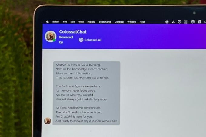 A MacBook képernyőjén megjelenik egy ColossalChat vers a ChatGPT-ről.