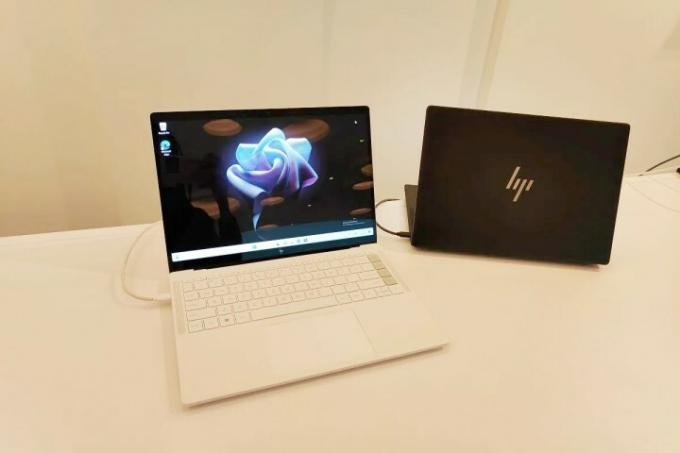 A HP Dragonfly Pro két modellje, a készülékek elejét és hátulját ábrázolva.