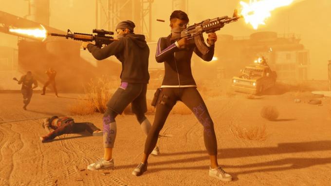 Co-op igralci Saints Row streljajo na sovražnike.