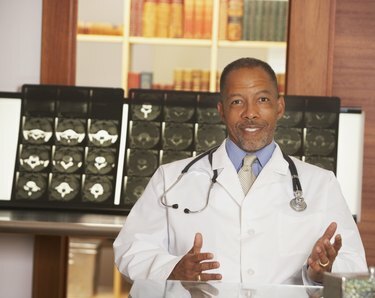 एमआरआई के सामने अफ्रीकी अमेरिकी पुरुष चिकित्सक