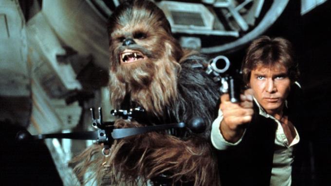 Chewbacca och Han Solo siktar vapen.