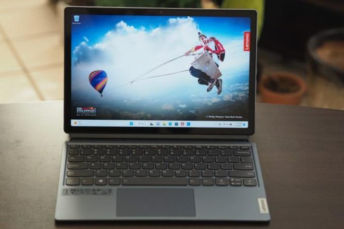 Lenovo IdeaPad Duet 5i წინა ხედი აჩვენებს ეკრანს და კლავიატურას.