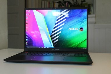 Asus Vivobook Pro 16X OLED sitter på en bordsskiva.