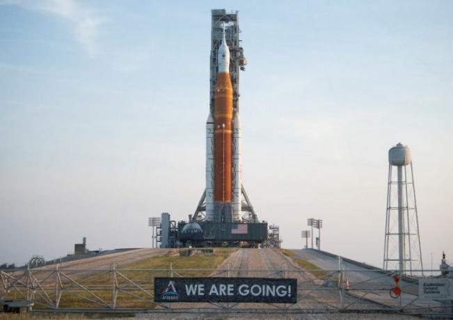 Rakieta NASA Space Launch System (SLS) ze statkiem kosmicznym Orion na pokładzie jest widoczna na szczycie mobilnej wyrzutni na platformie Launch Pad 39B.