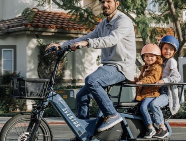 Bicicleta eléctrica Aventon Abound con niños en un portaequipajes.