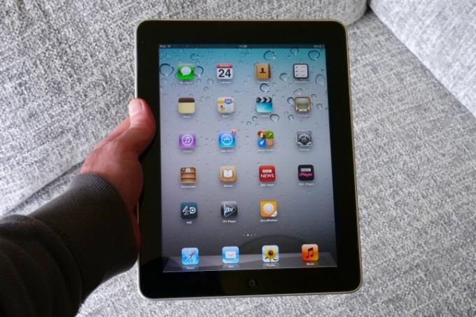 Oseba, ki drži originalni iPad, prikazuje zaslon.