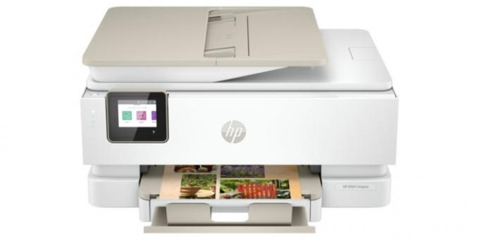 Принтерът HP Envy Inspire 7995e All-in-One, обърнат напред на бял фон.