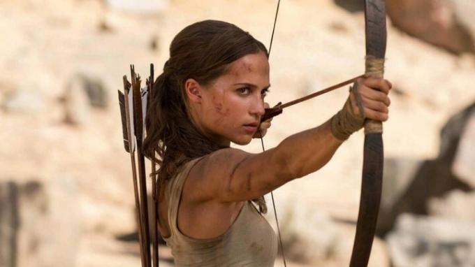 『トゥームレイダー』で弓矢を構えるララ・クロフト役のアリシア・ヴィカンデル。