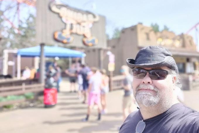 Selfie von vorne auf der Ragin Bull-Fahrt im Porträtmodus.