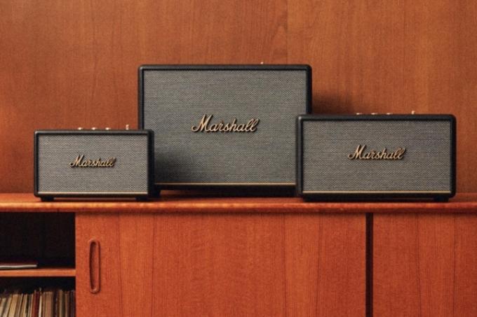 Marshall hemmafamilj av högtalare i svart sitter på ett bord.