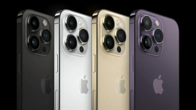 Parte traseira do iPhone 14 Pro com conjunto de câmeras.