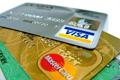 2018 年 4 月までに終了署名を発見する Visa Mastercard クレジット カード