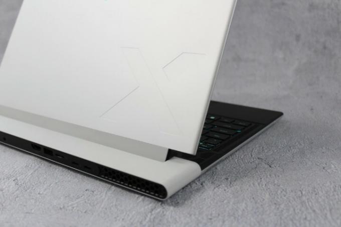 Le couvercle de l'Alienware x14 R2 sur fond gris.