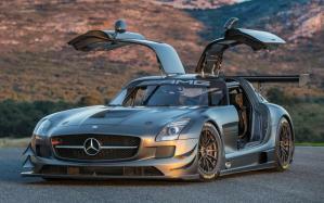 Pintu tampilan tiga perempat depan Mercedes-Benz SLS AMG GT3 45th Anniversary Edition terbuka