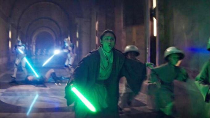 Žena a nejaké deti utekajú pred Stormtroopermi v Obi-Wan Kenobi.