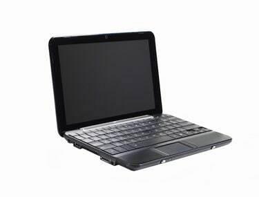 Laptop hitam di atas putih, tampilan sudut samping.