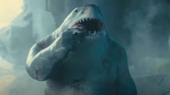 King Shark mange quelque chose dans The Suicide Squad.