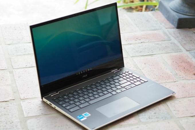 Una vista laterale dell'Asus Chromebook Flip CX 5.